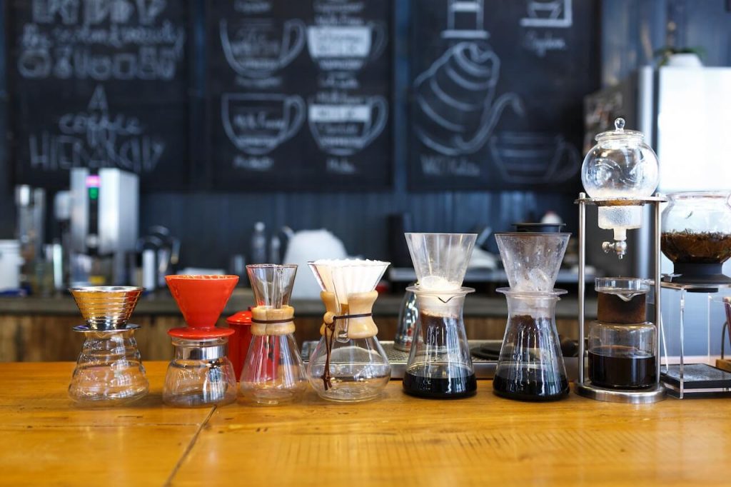 Un assortimento di dispositivi pour-over, che mostrano vari design e stili per l'erogazione manuale del caffè.